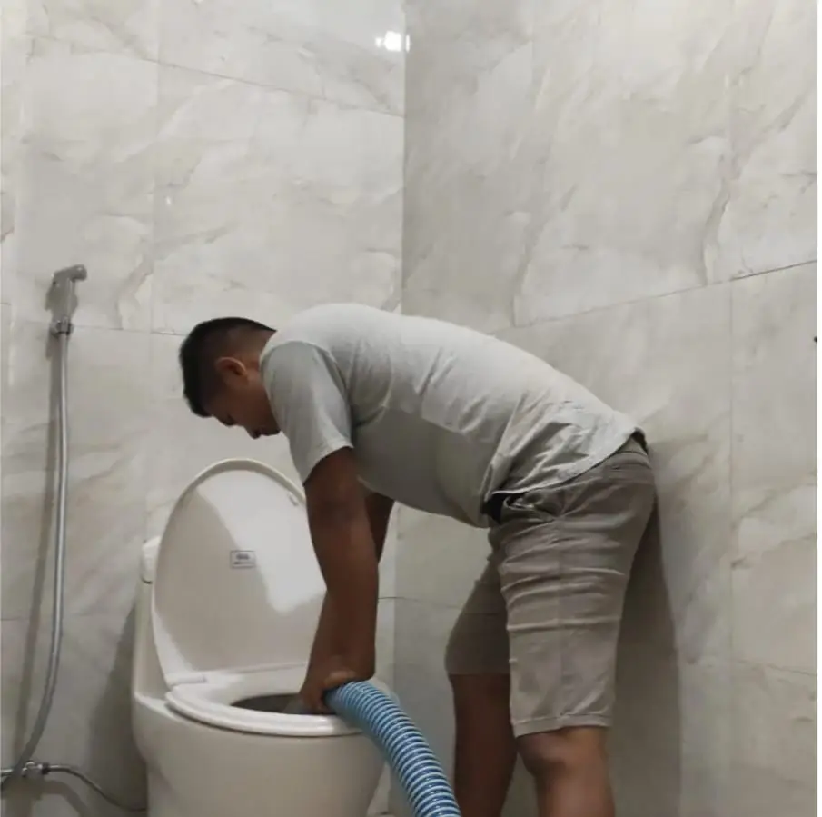 Tukang sedot WC